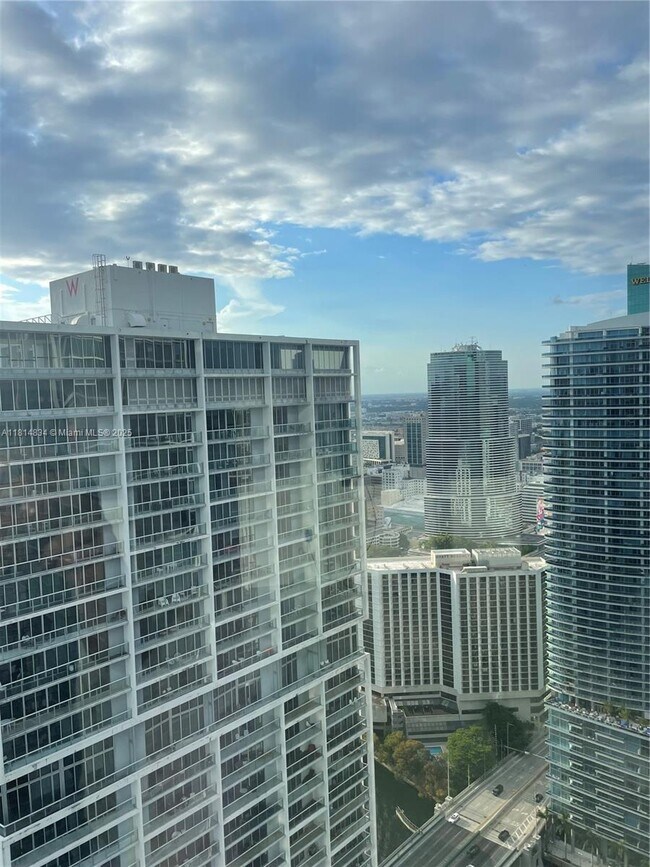 Building Photo - 495 Brickell Ave