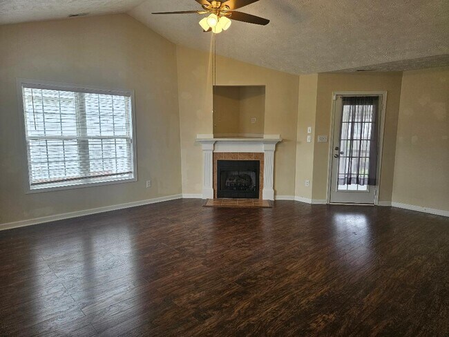 Foto del edificio - 3027 Tettenbury Dr
