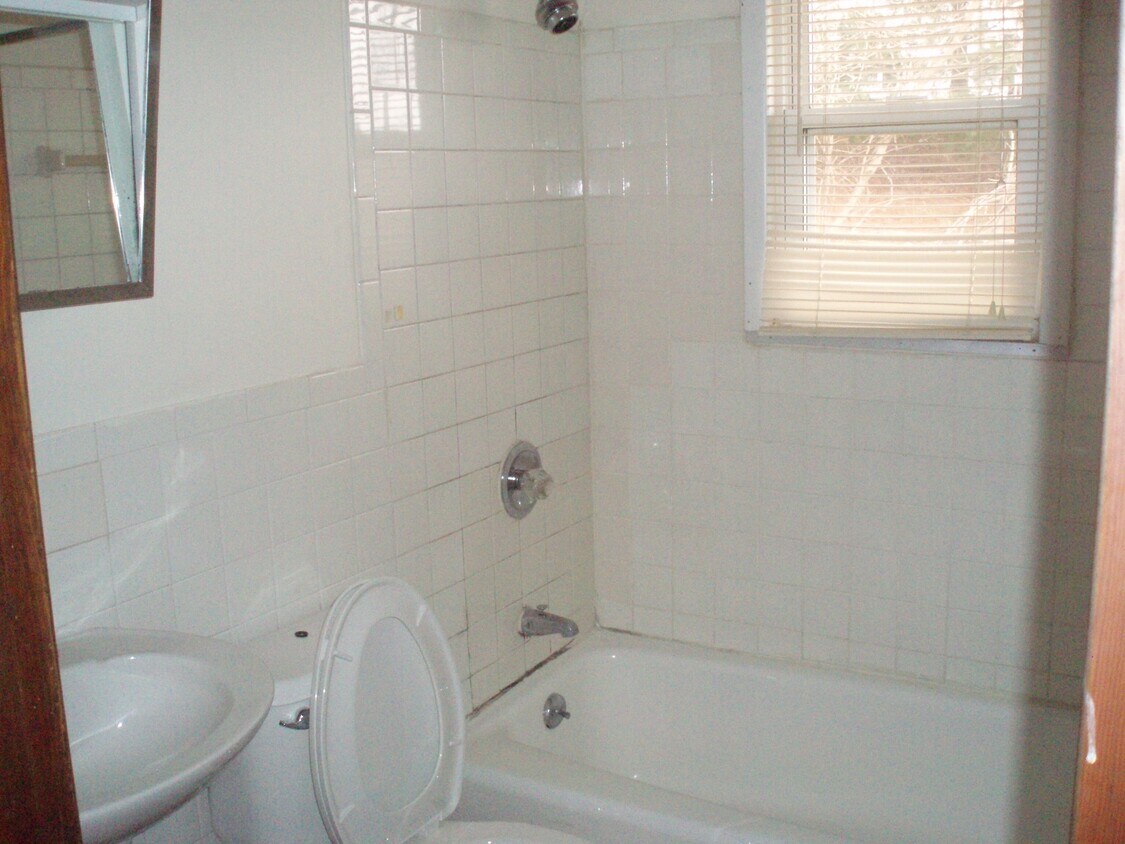 Building Photo - 372 Park St