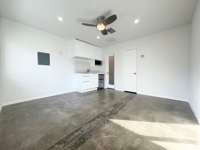 Building Photo - AVAILABLE NOW!! Studio Apartment in Palm Springs!!