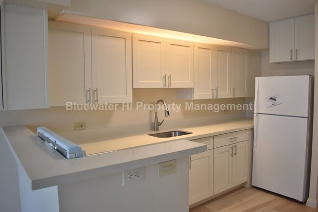 Building Photo - Marco Polo - Studio w/ newer kitchen, 1 re...