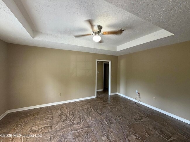 Building Photo - 1695 Ravenwood Ln
