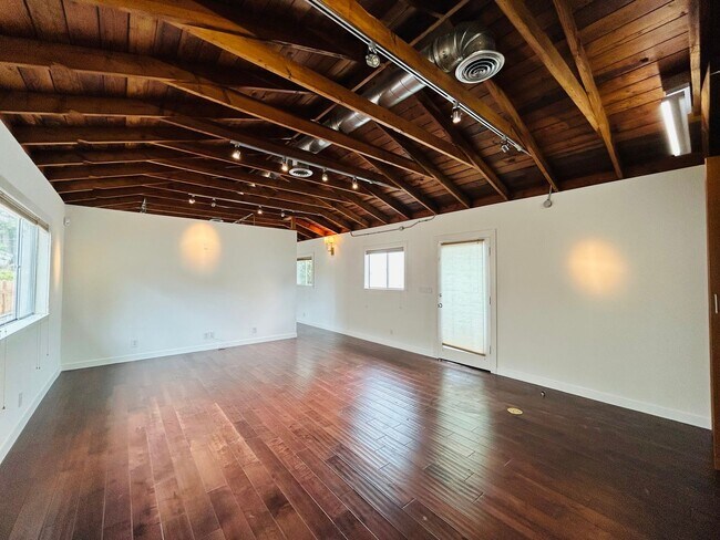 Foto del edificio - Spacious One Bedroom + Den Backhouse! In Unit Laundry! Prime Location!