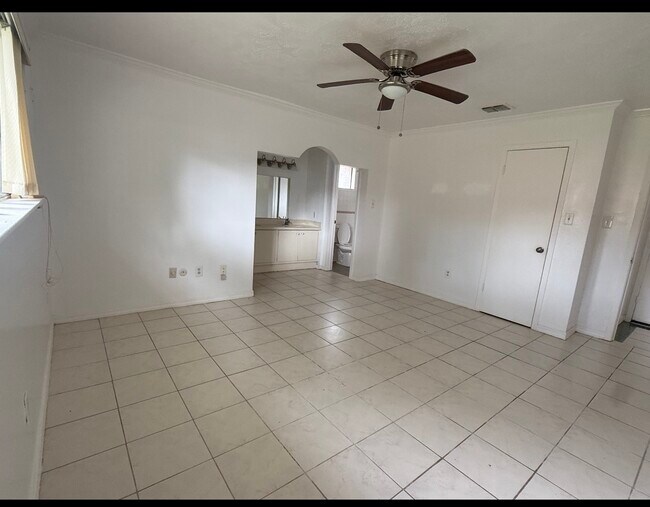 Building Photo - 10907 Montverde Ln