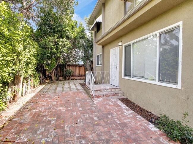 Building Photo - 1040 N Sierra Bonita Ave