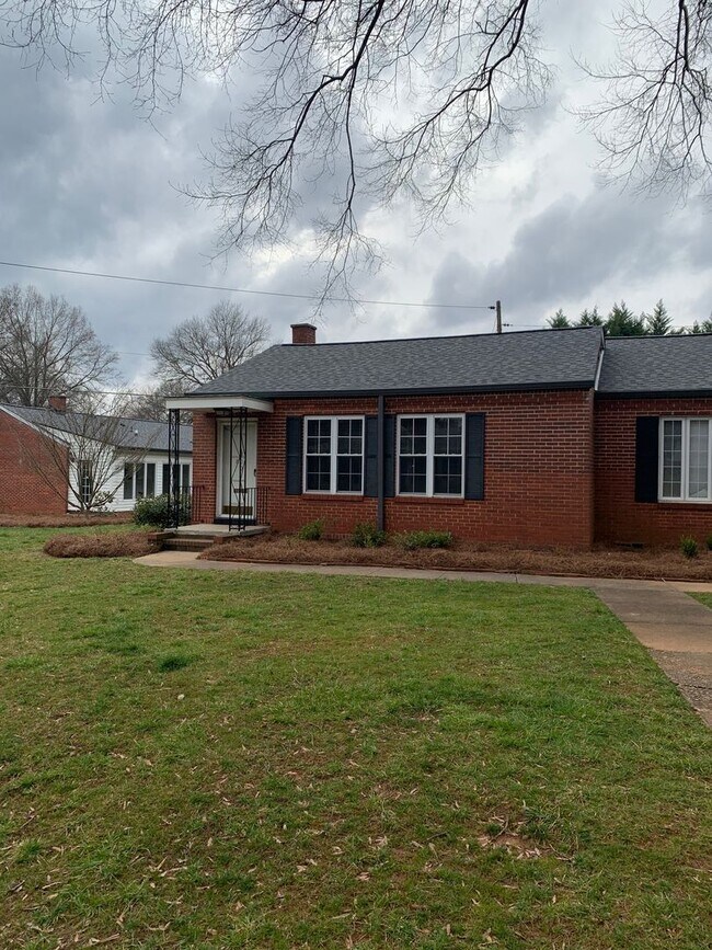 Building Photo - 806 N Avalon Rd