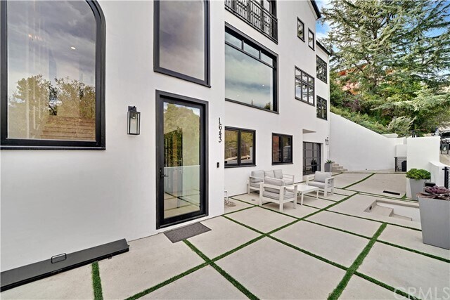 Foto del edificio - 1643 Stone Canyon Rd