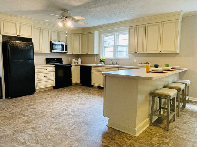 Spacious kitchen - 339 W Main St