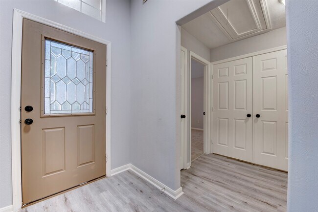 Foto del edificio - 9026 Eaglecove Dr