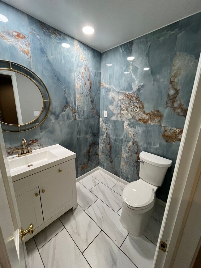 Foto del edificio - Beautifully Renovated 2 Bed 2.5 Bath Apart...