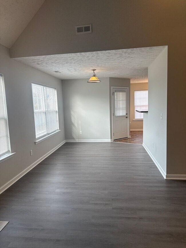 Foto del edificio - Great location! Close to Everything!