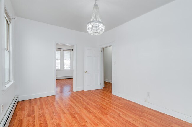 Foto del edificio - 404 Danforth Ave