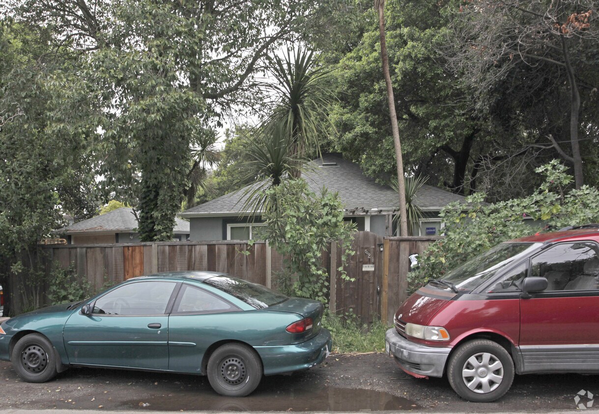 Primary Photo - 621 Circle Dr