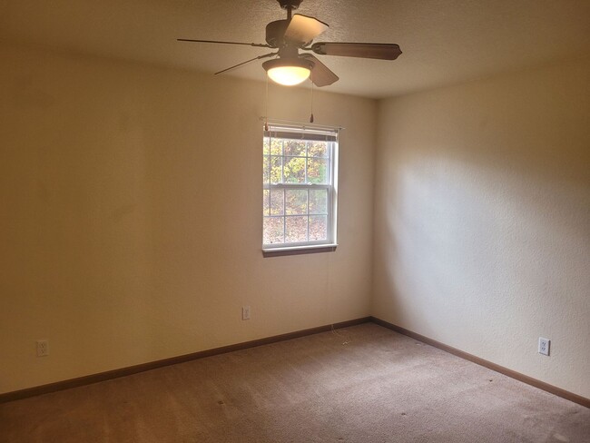 Building Photo - 16880 Huntington Ln