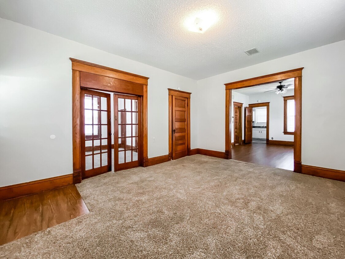 Primary Photo - Large 4 Bed 2 Bath Home