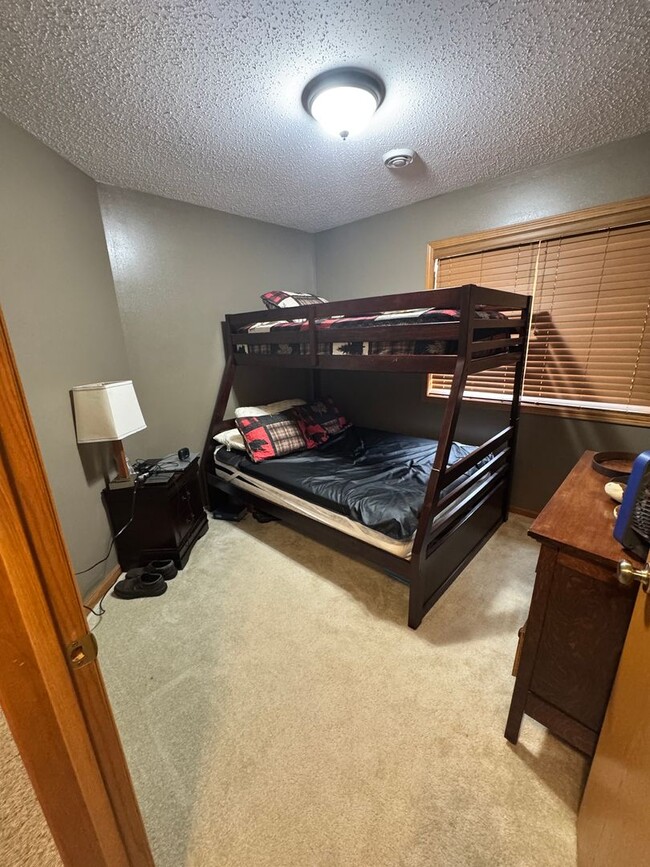 Building Photo - 2 Bedroom/ 2 Bathroom Home located in Tom'...