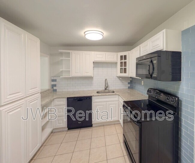 Building Photo - 802 8th Ave N