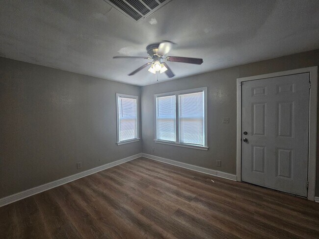 Foto del edificio - Ready for Immediate Move In