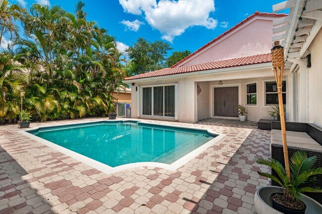 Building Photo - Exquisite Pool Home in Alhambra – Pembroke...