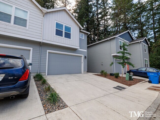 Building Photo - Centrally Located Townhome with Attached G...