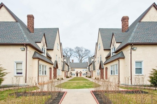Building Photo - 22 Pearsall Ave