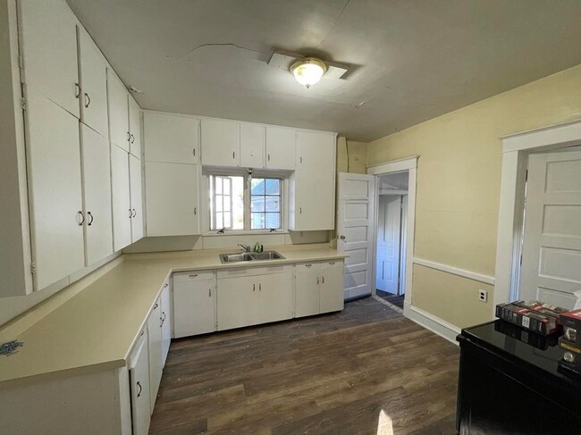 Kitchen - 329 N 2nd St