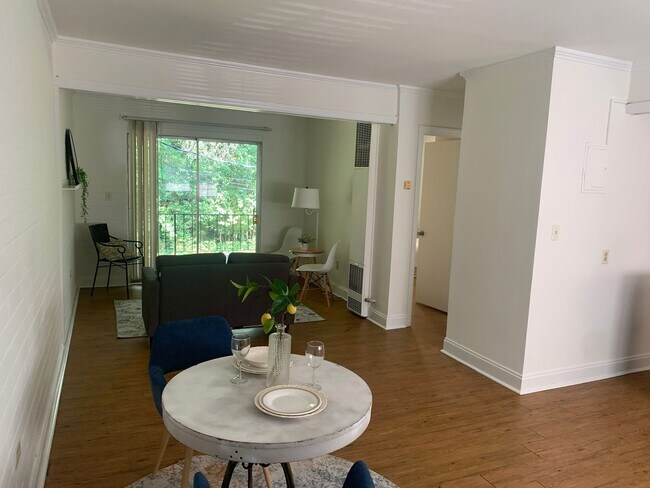 Foto del edificio - Charming One Bedroom Apartment In The Heart of Plaza Midwood!
