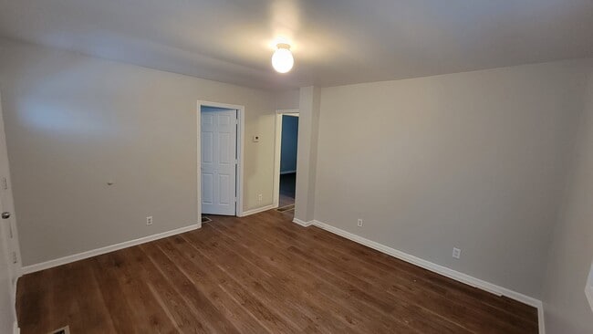 Building Photo - 2 bedroom HOUSE For RENT