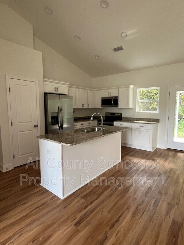 Building Photo - 325 Melrose Dr
