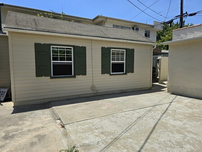Building Photo - 1456 S Doheny Dr