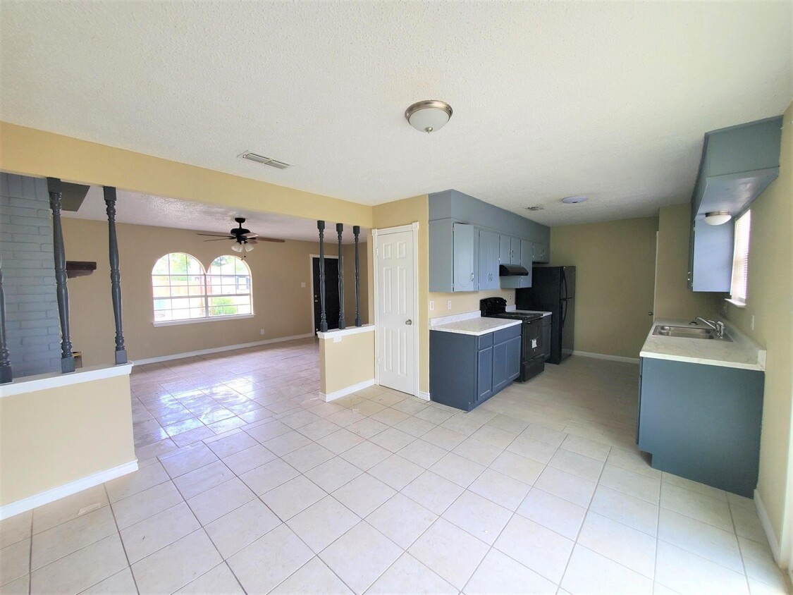 Building Photo - 218 Happy Ln