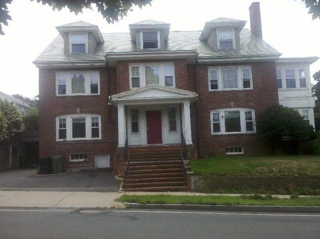 Building Photo - 634 Belmont St