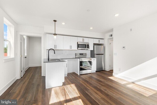 Foto del edificio - 7037 Ridge Ave