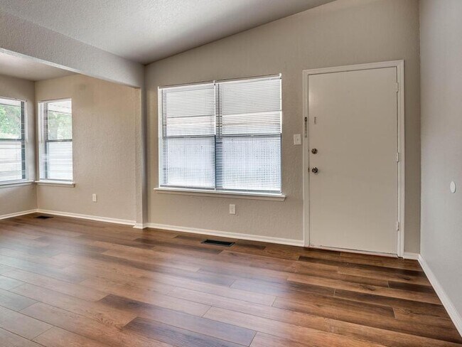 Foto del edificio - 1710 Hillcrest Dr