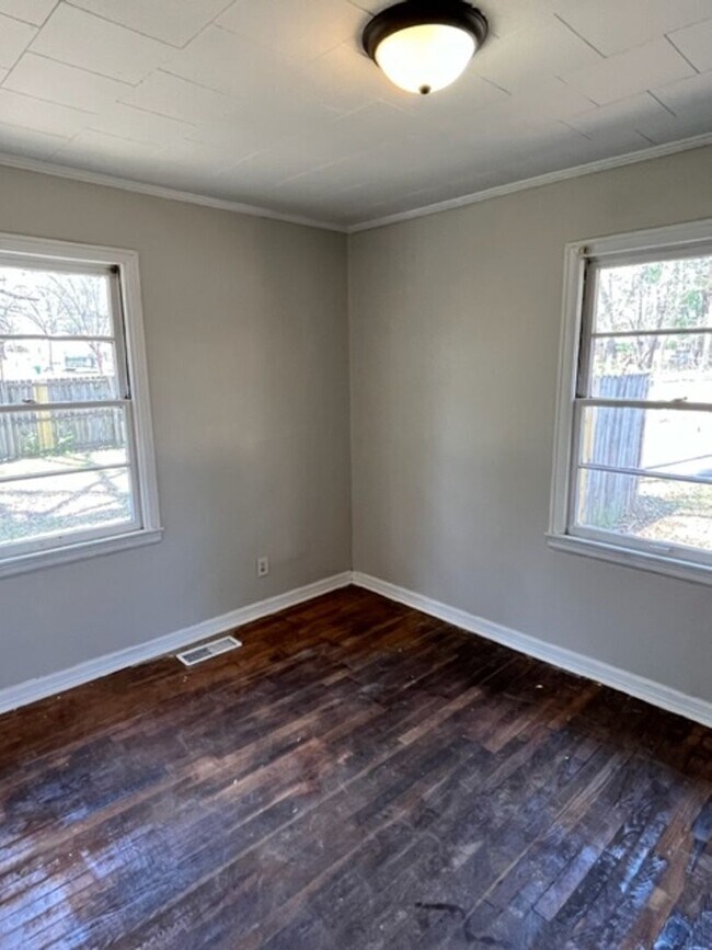 Building Photo - Renovated 4 Bedroom 1 Bath Home for Rent!