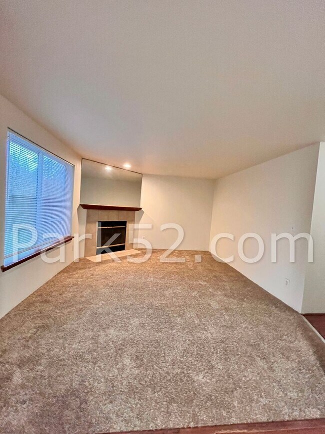 Building Photo - 2 Bedroom Ground Floor Apartment With Backyard