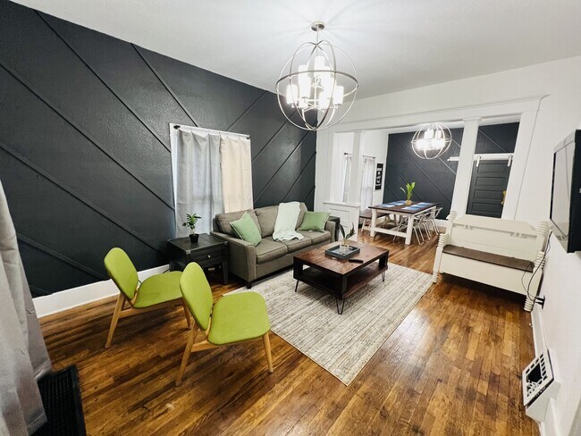 Building Photo - 233 Farmhouse In Delano