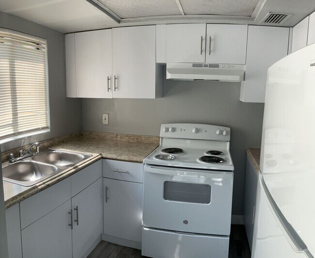 Foto del edificio - 617 SW 69th St