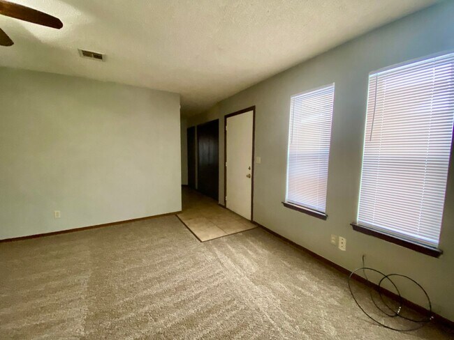 Foto del edificio - 2115 W Oak Ave