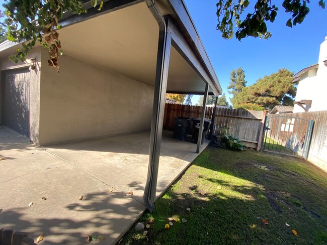 Foto del edificio - Charming Condo near Country Club Available...