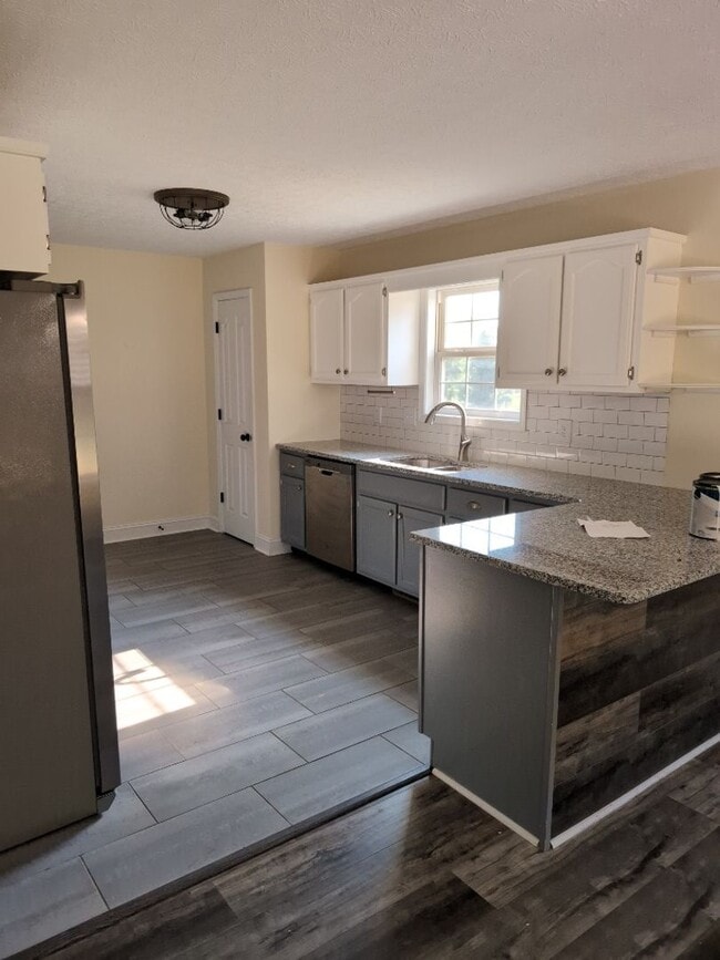 Building Photo - Adorable Ranch with a bonus room and half ...