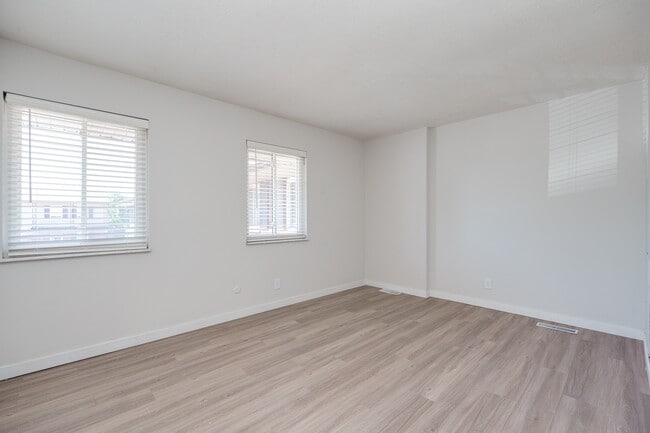 Building Photo - Maple Oaks