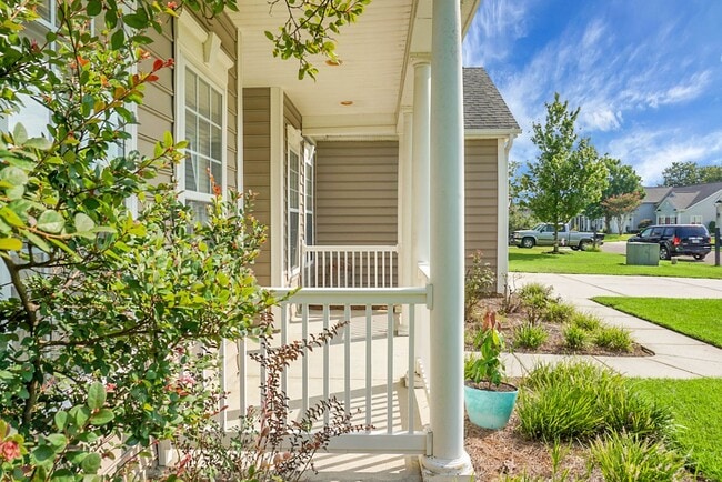 Building Photo - 4BR/4BA Home w/Solar Panels in Sought-Afte...