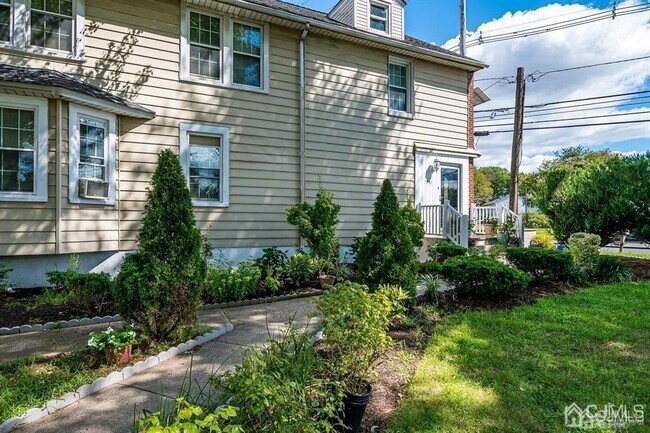Building Photo - 2757 Woodbridge Ave