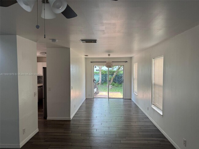 Foto del edificio - 7317 Flores Way