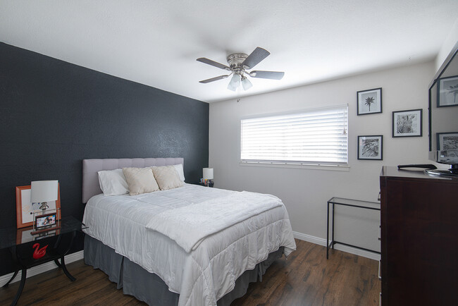 Foto del edificio - 915 Oak Ridge Dr