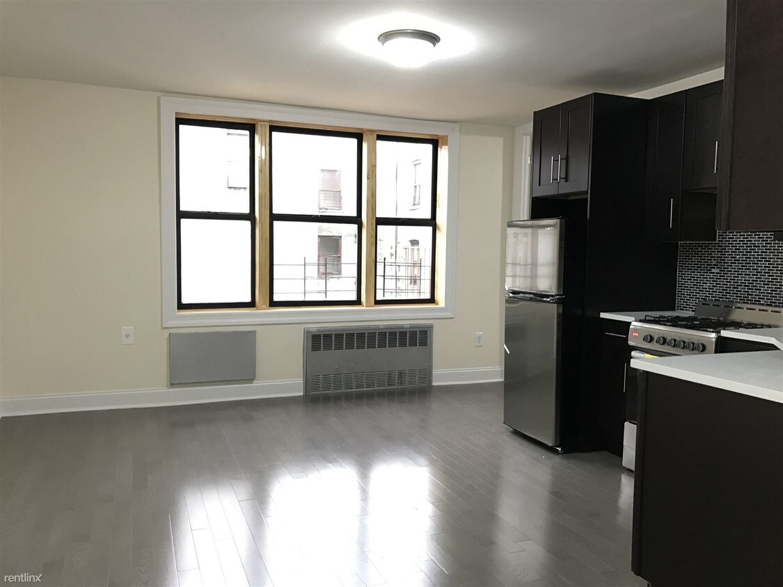 Primary Photo - 400 E 21ST St