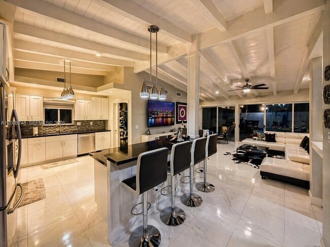 Foto del edificio - 561 NE 172nd St