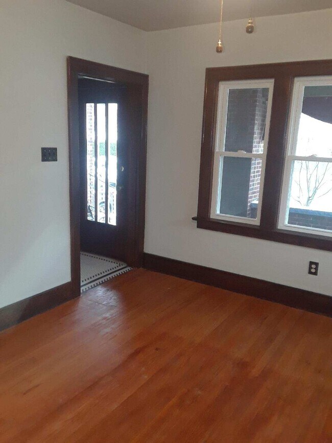 Foyer entrance into livingroom - 312 Chautauqua Blvd