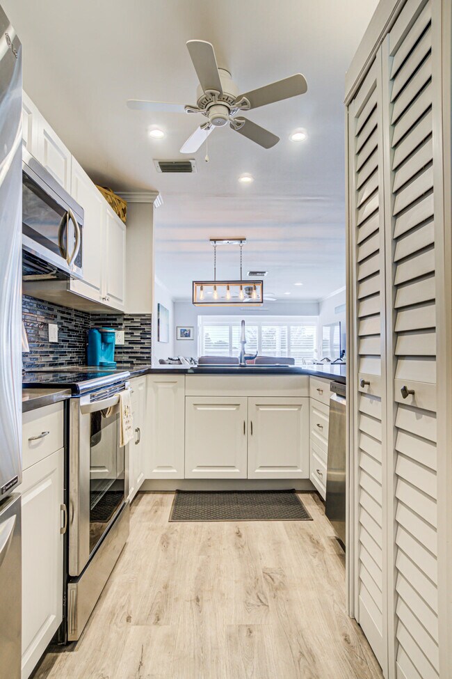 Foto del edificio - 13771 Flora Pl